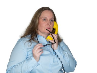 Onun gözlük ile oynayan genç bir kadın