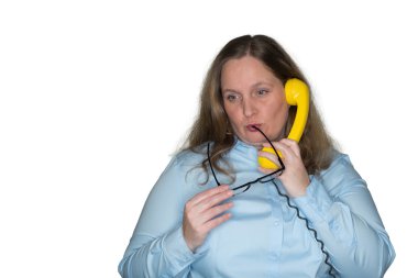 Onun gözlük ile oynayan genç bir kadın