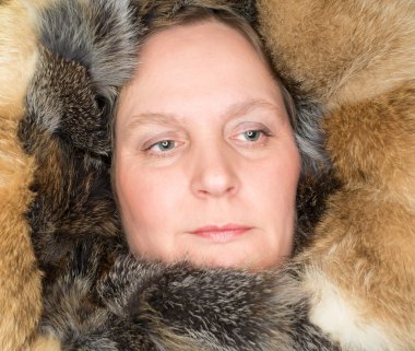 Kışın sıcak bir tüylü kukuleta ile güzel kadın