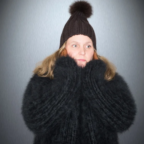 Belle femme avec un pull angora noir — Photo