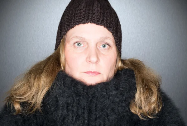 Szép nő, egy fekete angora pulóver — Stock Fotó
