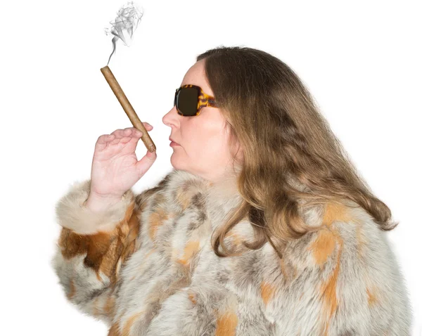 Woman with fur coat and sunglasses smokes a cigar — Stock Photo, Image