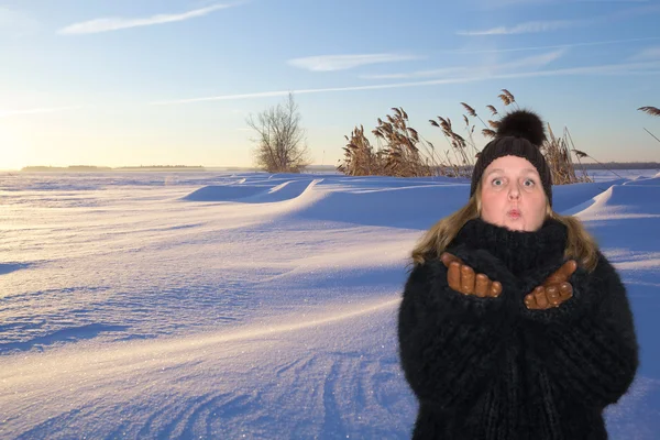 Mooie vrouw met een zwarte angora trui — Stockfoto