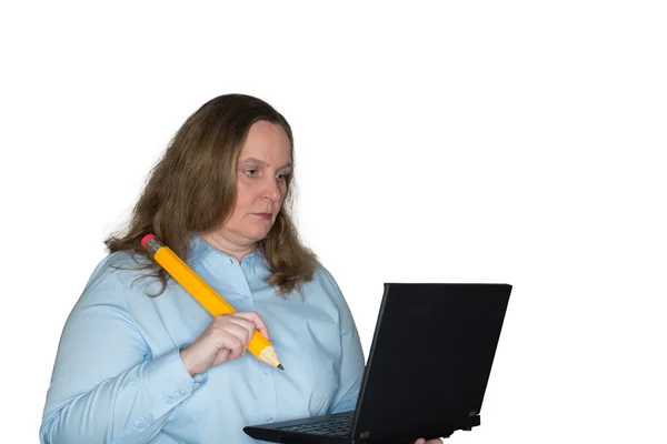 Vrouw met notebook en pen op het werk — Stockfoto