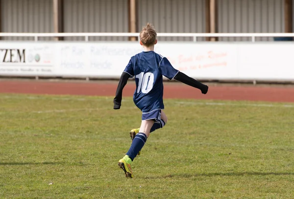 若いサッカー選手は — ストック写真