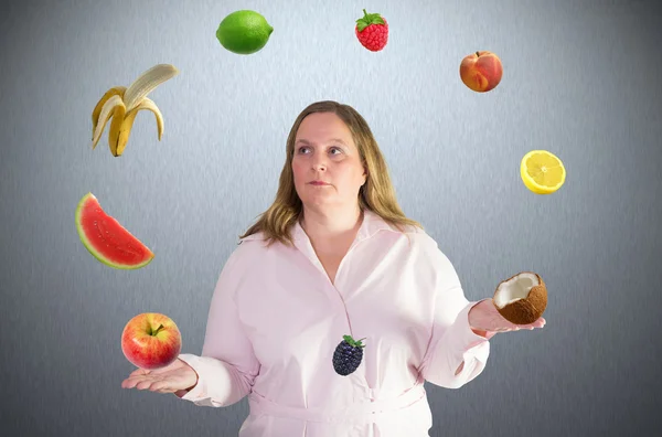 Kadın juggles meyve ile — Stok fotoğraf