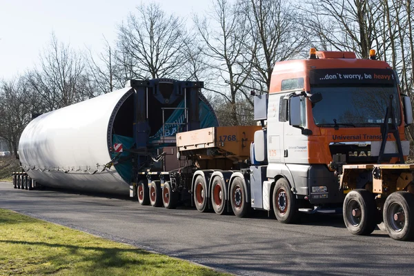 Transport ciężki transport turbin wiatrowych — Zdjęcie stockowe