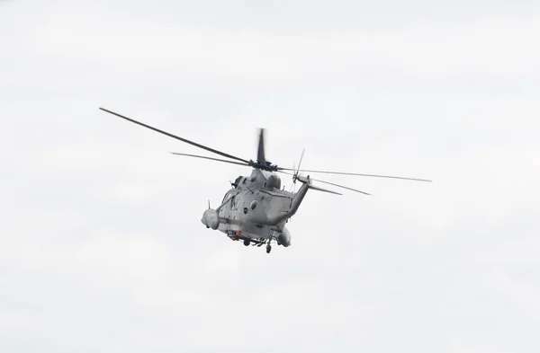 Harmaa sotilaallinen helikopteri — kuvapankkivalokuva