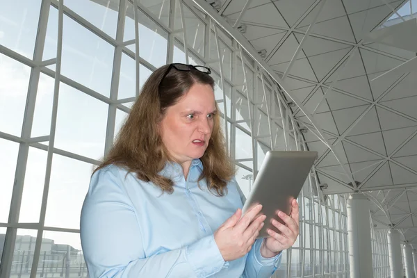 Frau liest eine Überraschung auf dem Tablet — Stockfoto