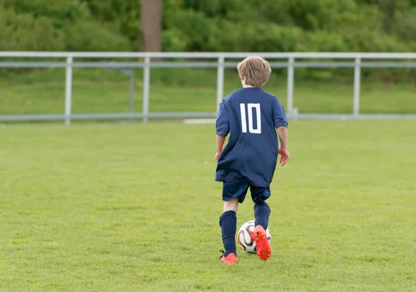 Giovane giocatore di calcio — Foto Stock