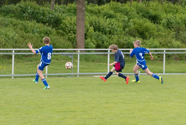 Jóvenes futbolistas —  Fotos de Stock