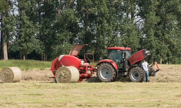 A zöld mezőben körbálázó — Stock Fotó