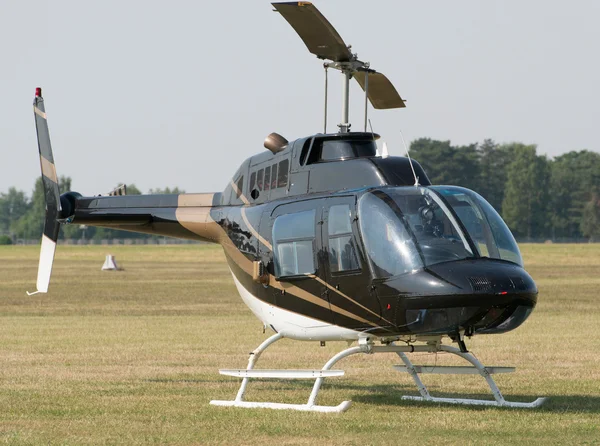 Helicóptero no campo verde — Fotografia de Stock
