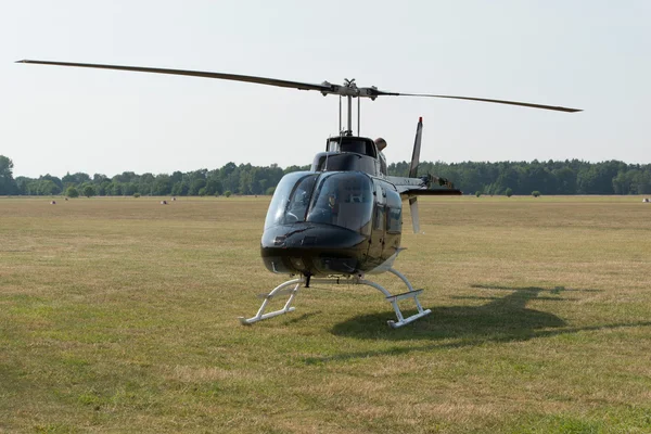 Helicóptero no campo verde — Fotografia de Stock