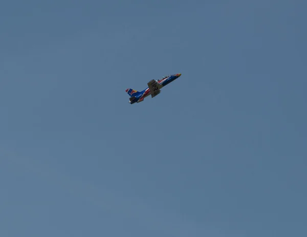 Red Bull μακρινό αεριωθούμενα αεροπλάνα αεροπορική επίδειξη — Φωτογραφία Αρχείου