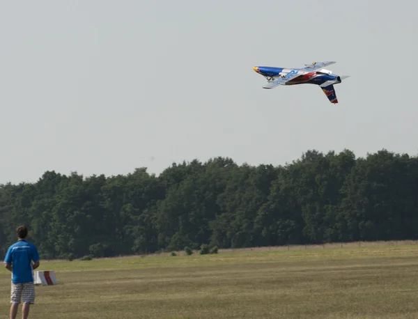 Red Bull kaukosäädin Jets Air Show — kuvapankkivalokuva