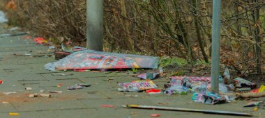 Almanya, Hamburg - 01 Ocak 2026: Yılbaşı gecesi WEKO logosuyla tematik fotoğrafçılık atığı