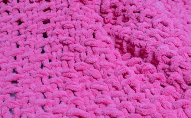 Arka plan ve doku kullanımı için pembeli, tıknaz örgü desenli kabarık hırka.