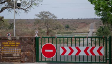 Kruger Ulusal Parkı 'ndaki Timsah Köprüsü Kapısı girişinde.
