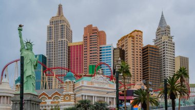 Las Vegas, Nevada, 15 Kasım 2025 New York Las Vegas 'ta temalı bir oteldir..