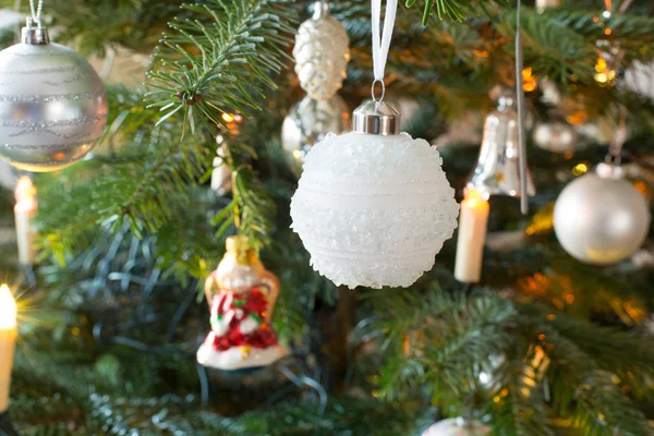 Bola de Natal na árvore de Natal — Fotografia de Stock