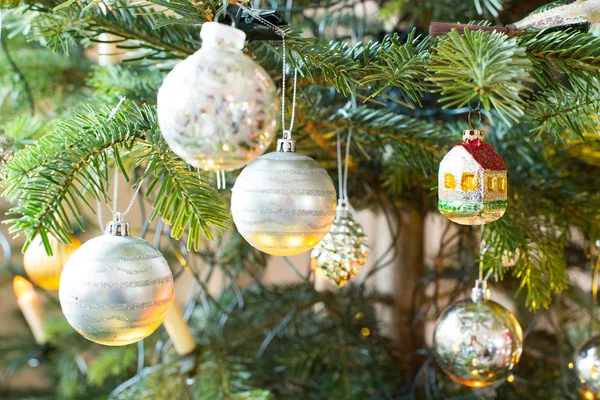 Bola de Natal na árvore de Natal — Fotografia de Stock
