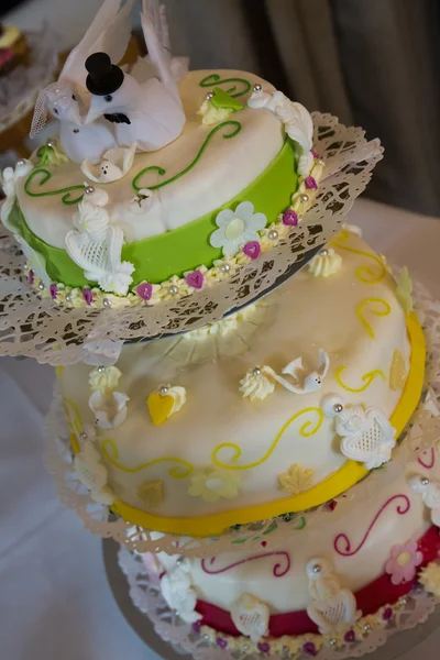 Hochzeitstorte eines jungen Brautpaares am Hochzeitstag — Stockfoto