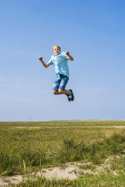 L'enfant saute dans l'air — Photo