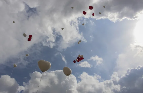 Cuori di palloncini che volano in aria — Foto Stock