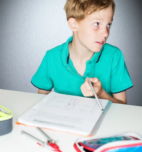 Niño practicando inglés para un trabajo de inglés en la escuela — Foto de Stock