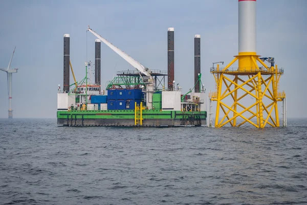 Wind farm havsbaserad energi konstruktion — Stockfoto