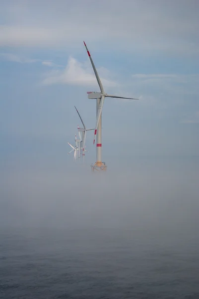 Parque eólico offshore construcción de energía — Foto de Stock