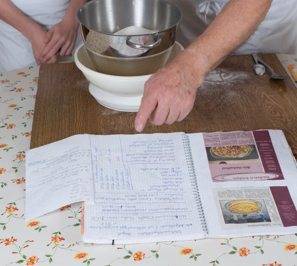 Biscoitos de Natal cozimento — Fotografia de Stock