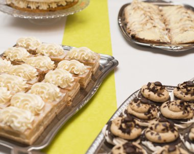 Kahve krem bir tabakta beze süslenmiş