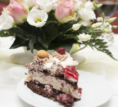 Kara Orman kiraz likörü ile geleneksel Alman pasta