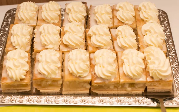 Кусок свежеиспеченного яблочного пирога на тарелке — стоковое фото