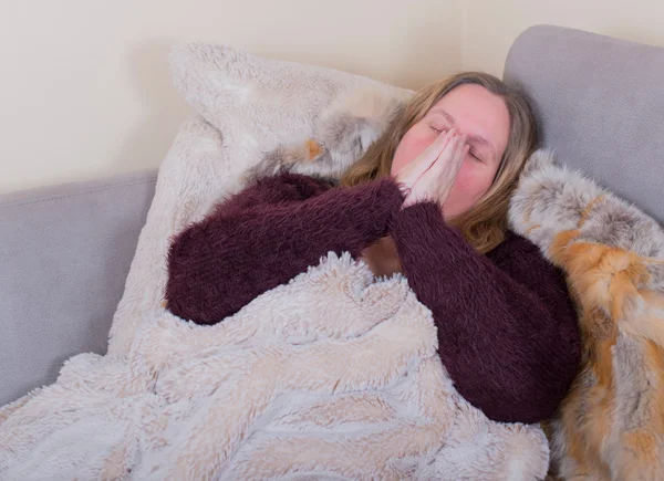 Vrouw heeft een verkoudheid en hoofdpijn — Stockfoto