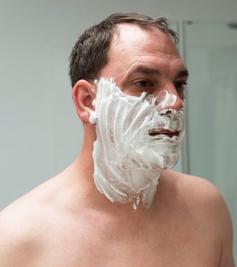 Adam yüzünü tıraş
