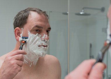 Adam yüzünü tıraş