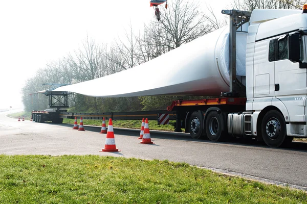 Zwaar transport van een windkrachtcentrale — Stockfoto