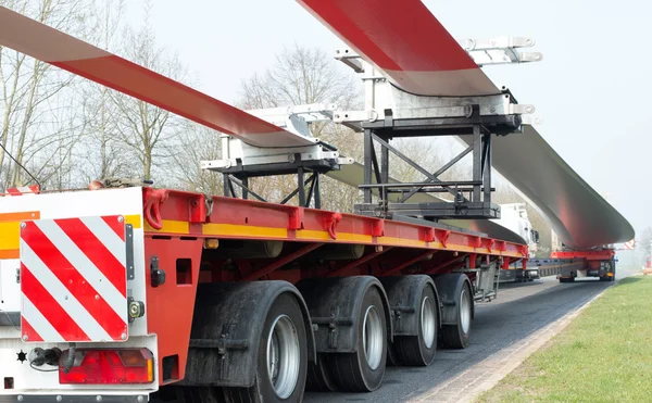 Zwaar transport van een windkrachtcentrale — Stockfoto