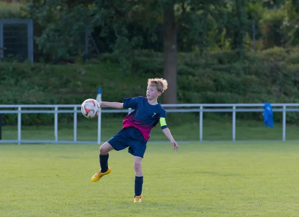 Junger Fußballer — Stockfoto