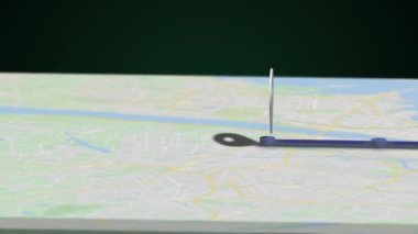 4k video içinde harita pin arkaplanı döndürülüyor.