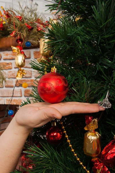 Las Manos Las Mujeres Sosteniendo Juguete Rojo Árbol Navidad — Foto de Stock