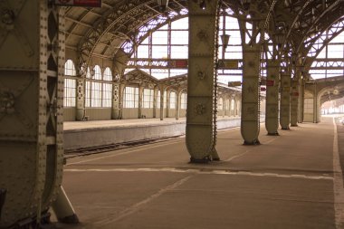 Güneşli bir günde sabahın erken saatlerinde platform.