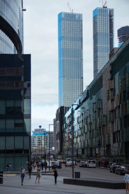 Gökdelenli şehir manzarası