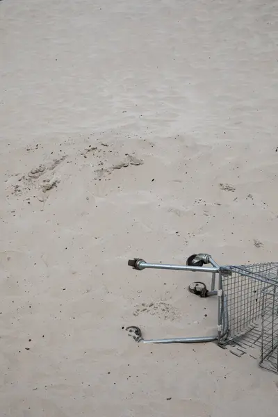 Wózek Supermarketu Leży Środku Białego Piasku Pustyni Zanieczyszczenie Przyrody Przez — Zdjęcie stockowe
