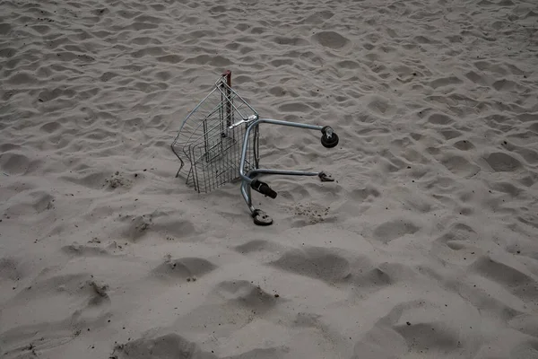 Carro Una Tienda Supermercados Está Medio Arena Blanca Del Desierto —  Fotos de Stock