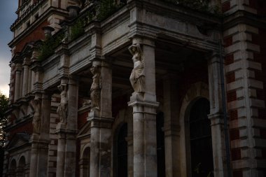 Çarlık döneminden beri Rusya 'da korunan eski bir malikane. Zaman zaman çürüyen bir bina.