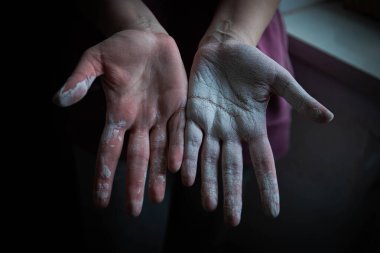 Elleriyle çalıştıktan sonra beyaz boyaya bulanmış güzel kadınların elleri. Ev tadilatı. Resim işe yarıyor. Elleri boyayla kaplı. dokuyu beyazlatıyor